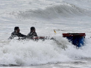 Mùa biển động, những chiếc thuyền thúng vượt sóng gió mang về tiền triệu cho ngư dân