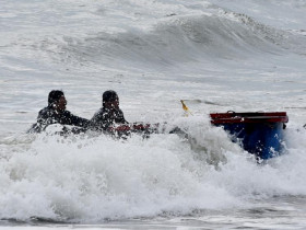  - Mùa biển động, những chiếc thuyền thúng vượt sóng gió mang về tiền triệu cho ngư dân