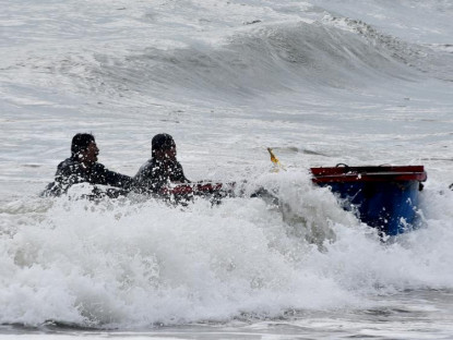  - Mùa biển động, những chiếc thuyền thúng vượt sóng gió mang về tiền triệu cho ngư dân