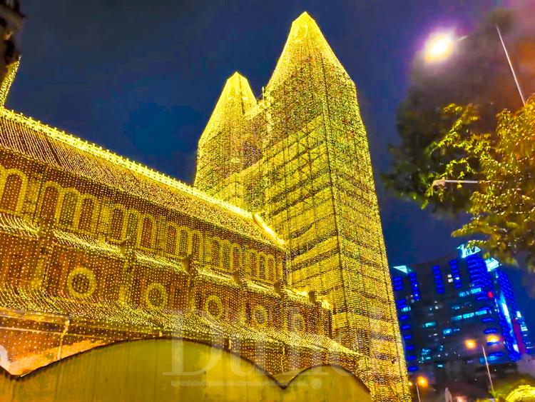 Nhà thờ Đức Bà rực sáng đón Giáng sinh với hơn 1.000 km đèn LED