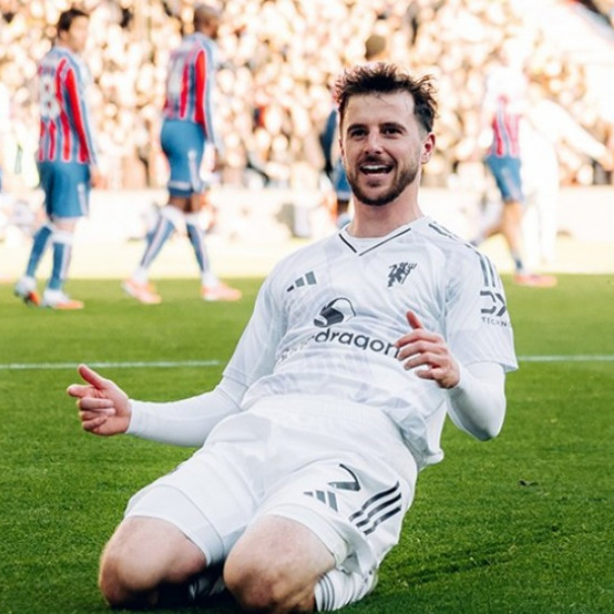  - Mount phá vỡ "lời nguyền" áo số 7 ở MU, trên đường tiếp bước Ronaldo