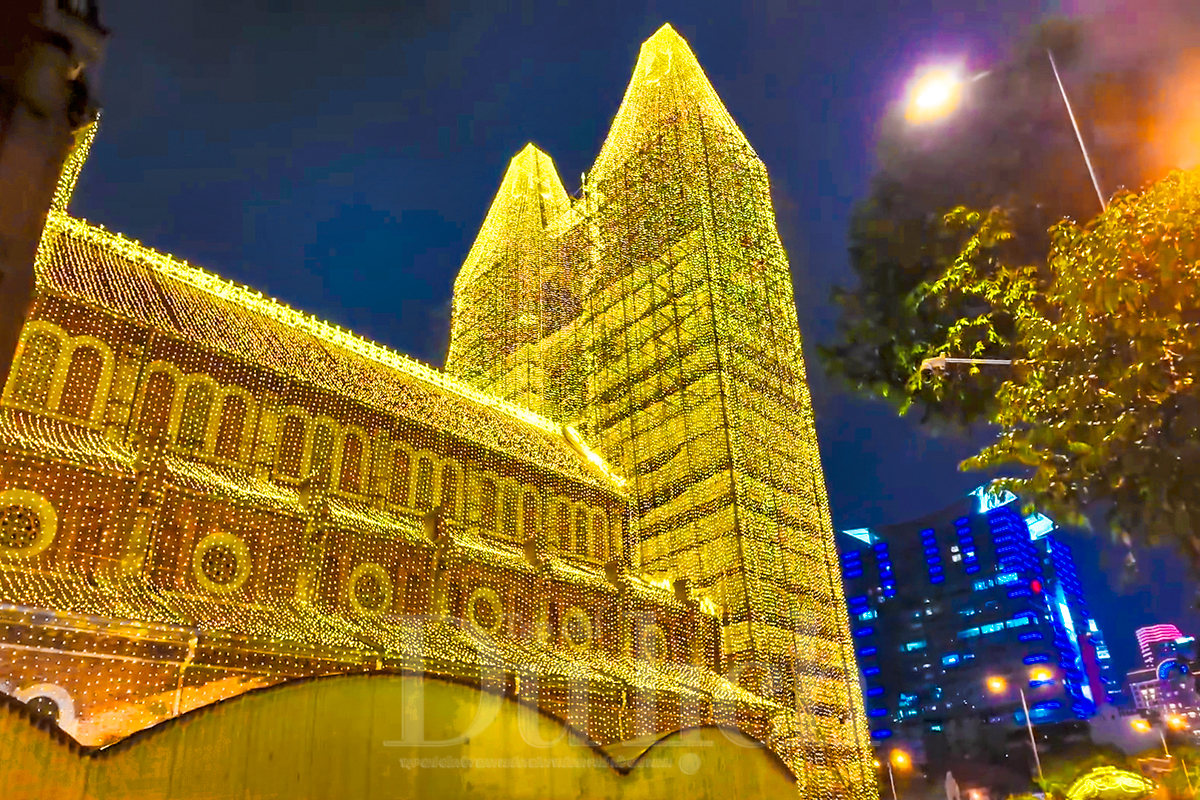 Nhà thờ Đức Bà rực sáng đón Giáng sinh với hơn 1.000 km đèn LED - 1