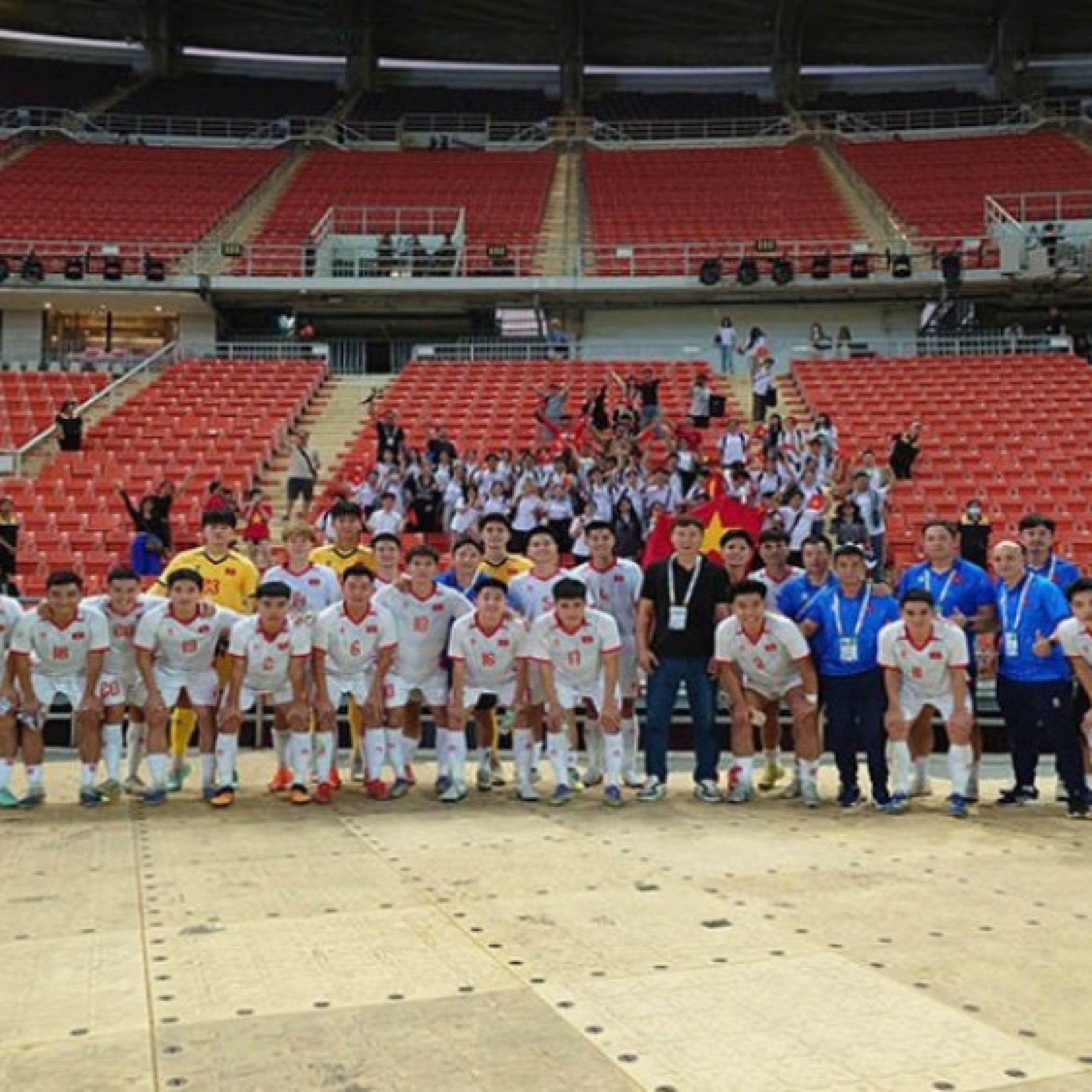  - Thầy trò Kim Sang Sik tri ân người hâm mộ, Đình Bắc lễ phép với HLV U22 Lào