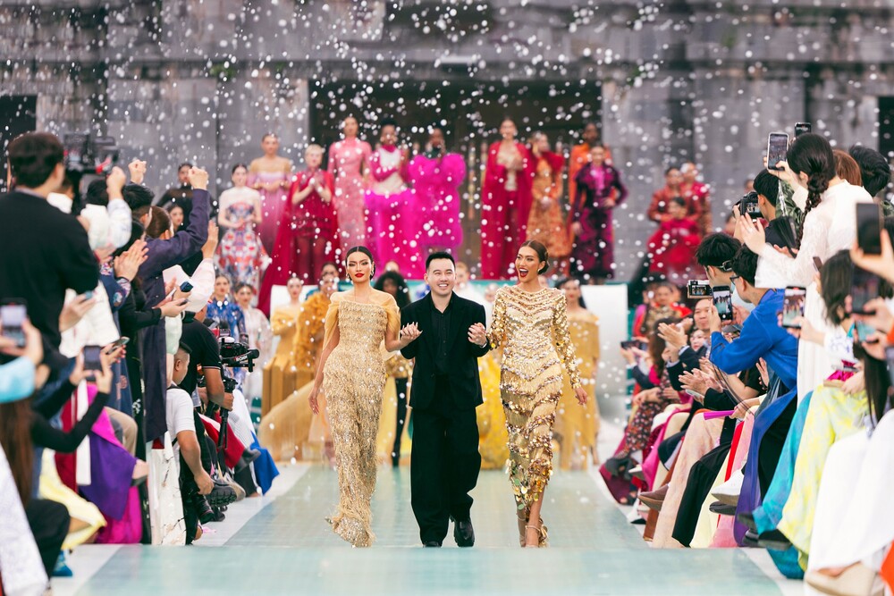 Ấn tượng với màn trình diễn thời trang của hơn 70 thí sinh Miss Cosmo 2025 tại Đại nội Huế - 10