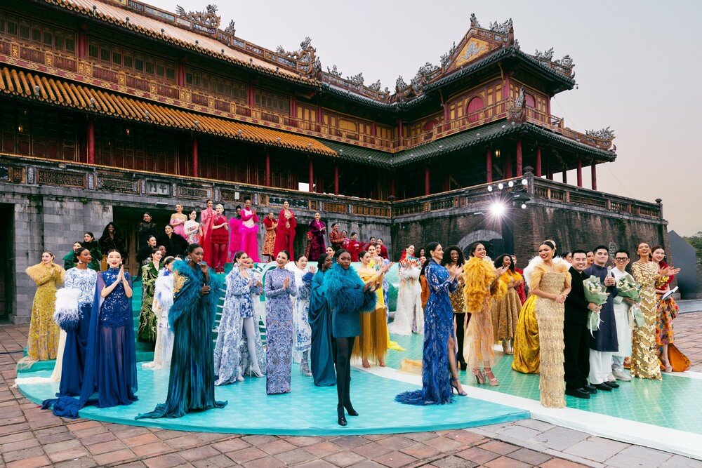 Ấn tượng với màn trình diễn thời trang của hơn 70 thí sinh Miss Cosmo 2025 tại Đại nội Huế - 11