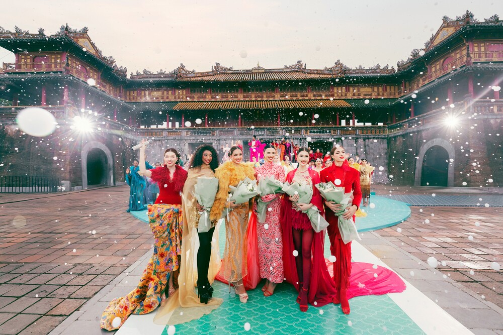 Ấn tượng với màn trình diễn thời trang của hơn 70 thí sinh Miss Cosmo 2025 tại Đại nội Huế - 12