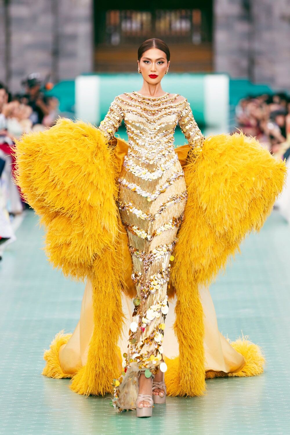 Ấn tượng với màn trình diễn thời trang của hơn 70 thí sinh Miss Cosmo 2025 tại Đại nội Huế - 1