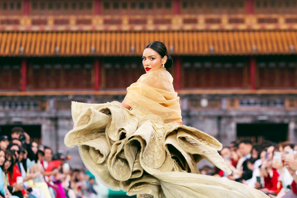 Ấn tượng với màn trình diễn thời trang của hơn 70 thí sinh Miss Cosmo 2025 tại Đại nội Huế - 2
