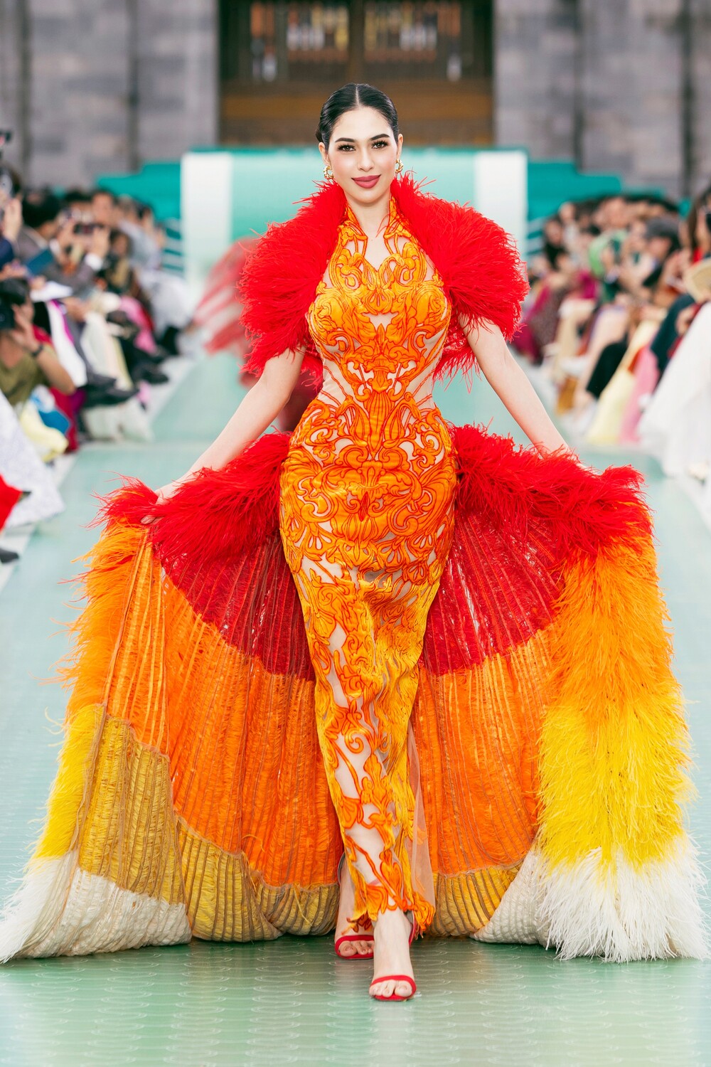 Ấn tượng với màn trình diễn thời trang của hơn 70 thí sinh Miss Cosmo 2025 tại Đại nội Huế - 8