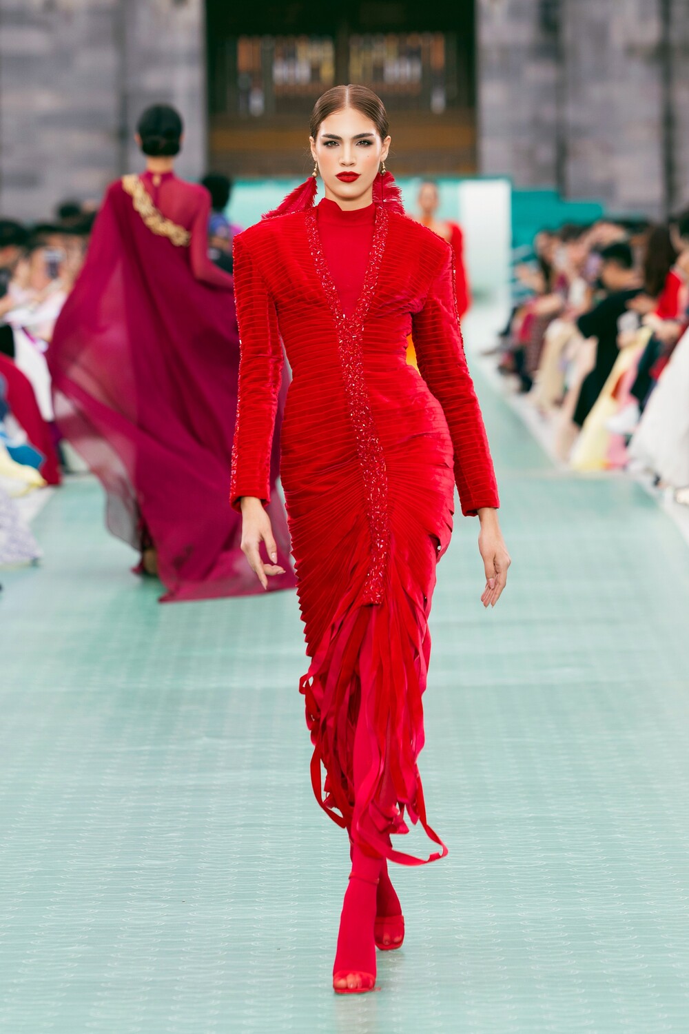 Ấn tượng với màn trình diễn thời trang của hơn 70 thí sinh Miss Cosmo 2025 tại Đại nội Huế - 7