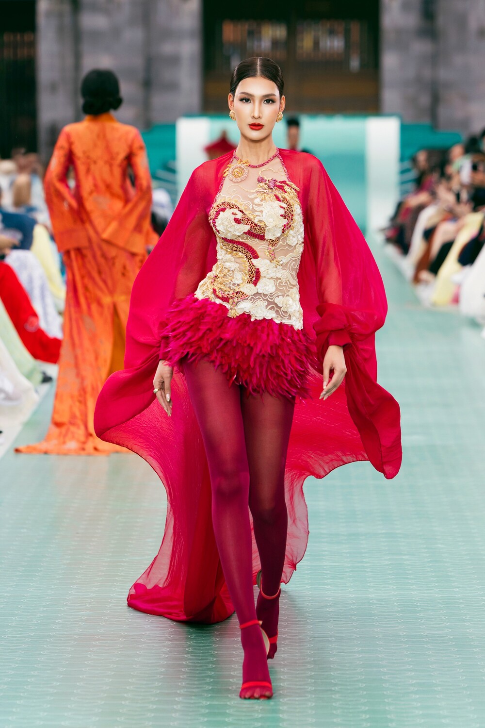 Ấn tượng với màn trình diễn thời trang của hơn 70 thí sinh Miss Cosmo 2025 tại Đại nội Huế - 6