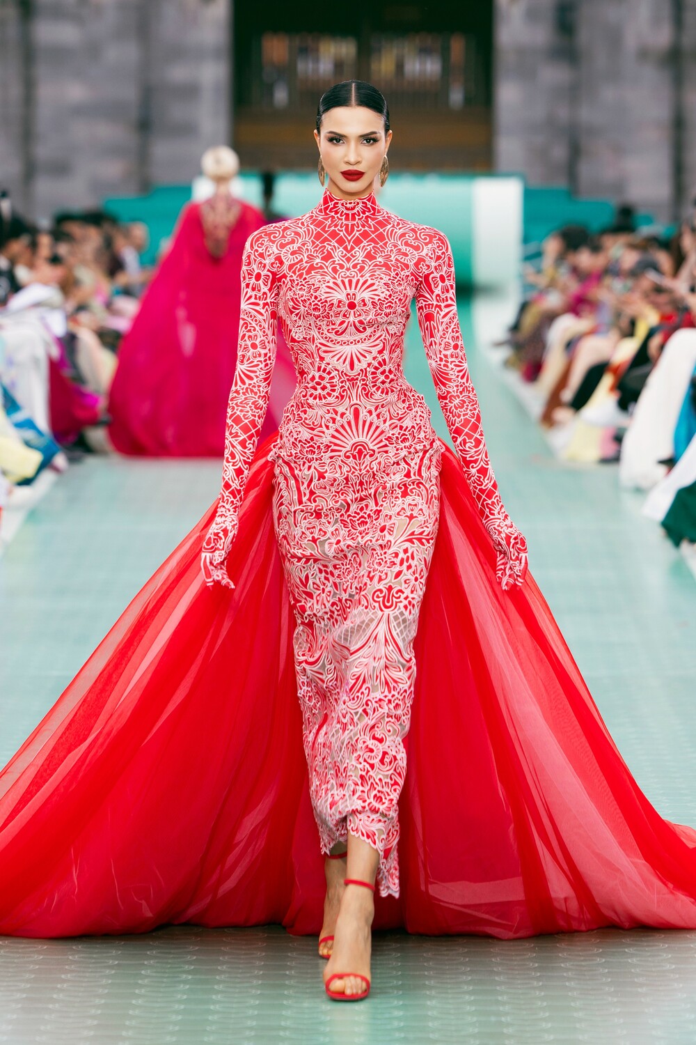 Ấn tượng với màn trình diễn thời trang của hơn 70 thí sinh Miss Cosmo 2025 tại Đại nội Huế - 5