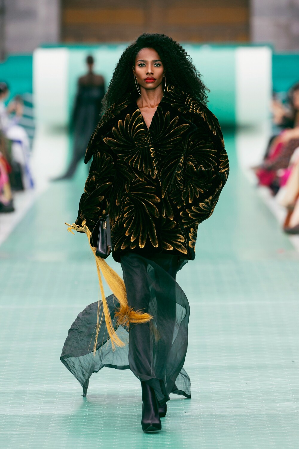 Ấn tượng với màn trình diễn thời trang của hơn 70 thí sinh Miss Cosmo 2025 tại Đại nội Huế - 9