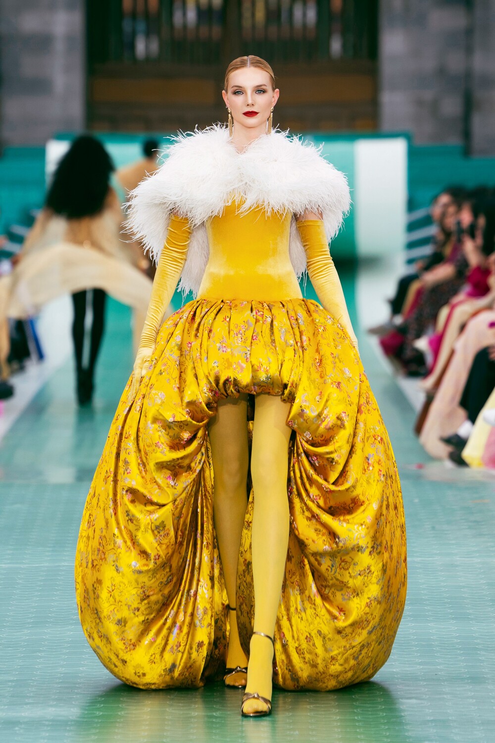 Ấn tượng với màn trình diễn thời trang của hơn 70 thí sinh Miss Cosmo 2025 tại Đại nội Huế - 4