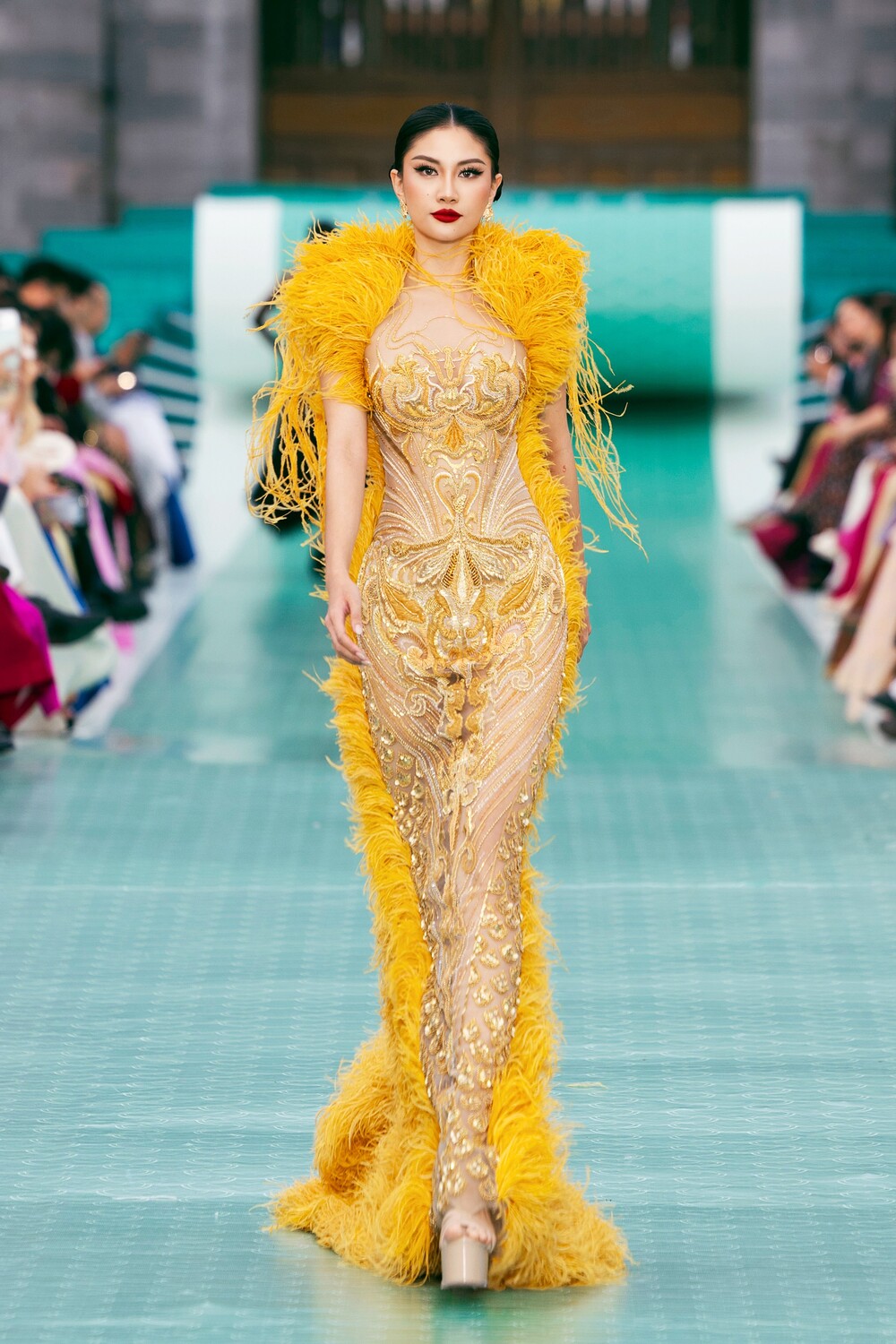 Ấn tượng với màn trình diễn thời trang của hơn 70 thí sinh Miss Cosmo 2025 tại Đại nội Huế - 3