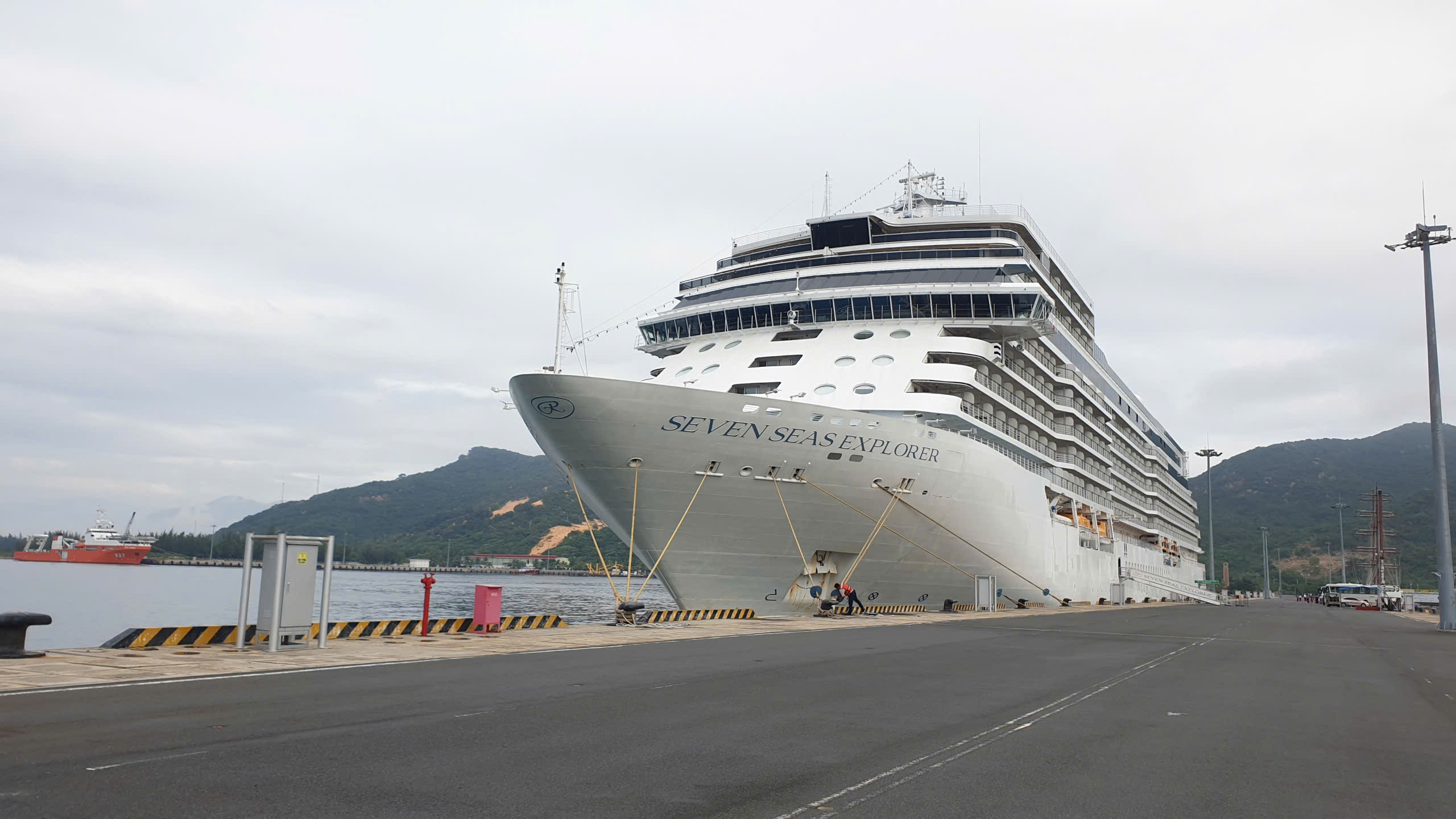 Tàu du lịch quốc tế Seven Seas Explorer mang theo 700 du khách đến Khánh Hòa - 1