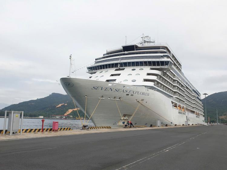 Tàu du lịch quốc tế Seven Seas Explorer mang theo 700 du khách đến Khánh Hòa