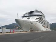 Chuyển động - Tàu du lịch quốc tế Seven Seas Explorer mang theo 700 du khách đến Khánh Hòa