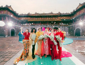 Ấn tượng với màn trình diễn thời trang của hơn 70 thí sinh Miss Cosmo 2025 tại Đại nội Huế