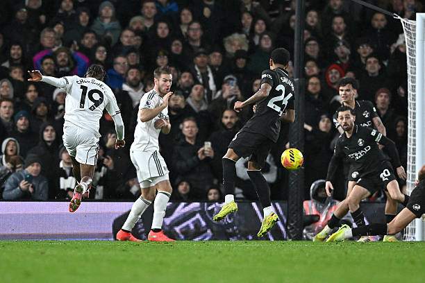 Man City phòng ngự quá mong manh: 3 vấn đề nghiêm trọng cho Pep Guardiola - 2