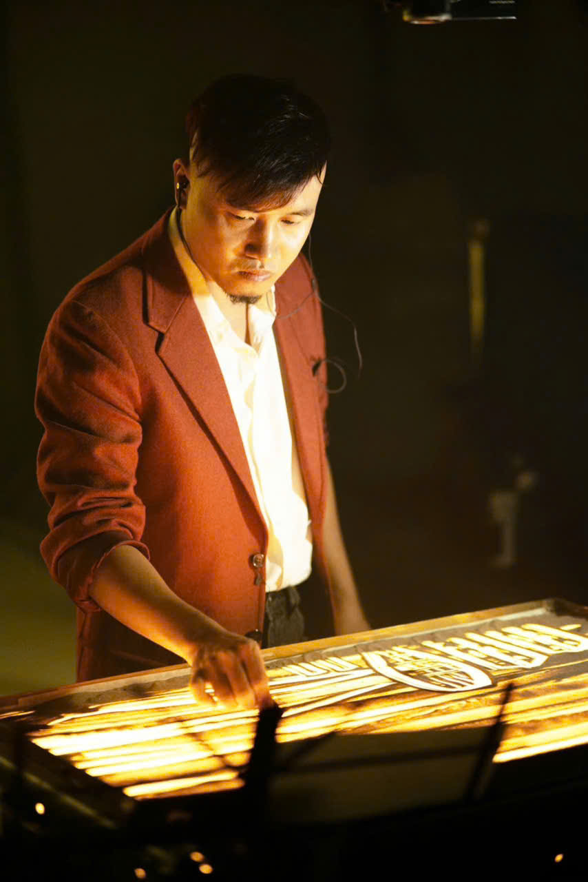 Nghệ sĩ tranh cát Nguyễn Tiến bền bỉ gìn giữ văn hóa truyền thống trong thời công nghệ số - 1