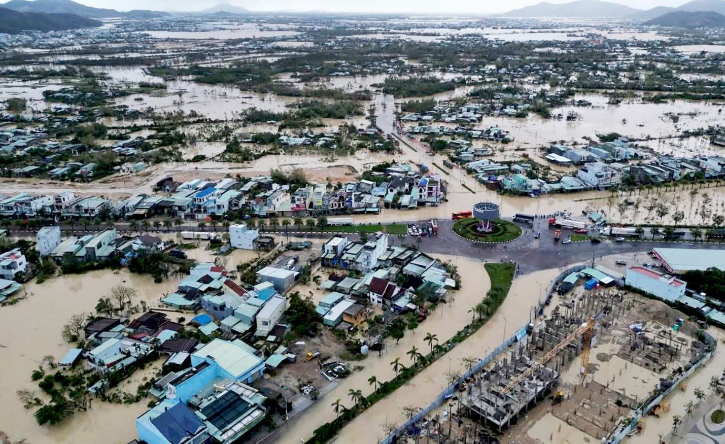 Gia Lai di dời gần 1.900 hộ dân vùng ảnh hưởng bão, lũ đến nơi ở mới - 1