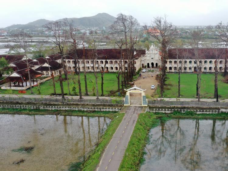 Tiểu chủng viện Làng Sông ở Gia Lai xơ xác sau bão