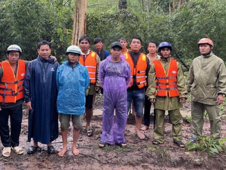 Giải cứu 6 người bị cô lập do nước lũ lớn ở Lâm Đồng