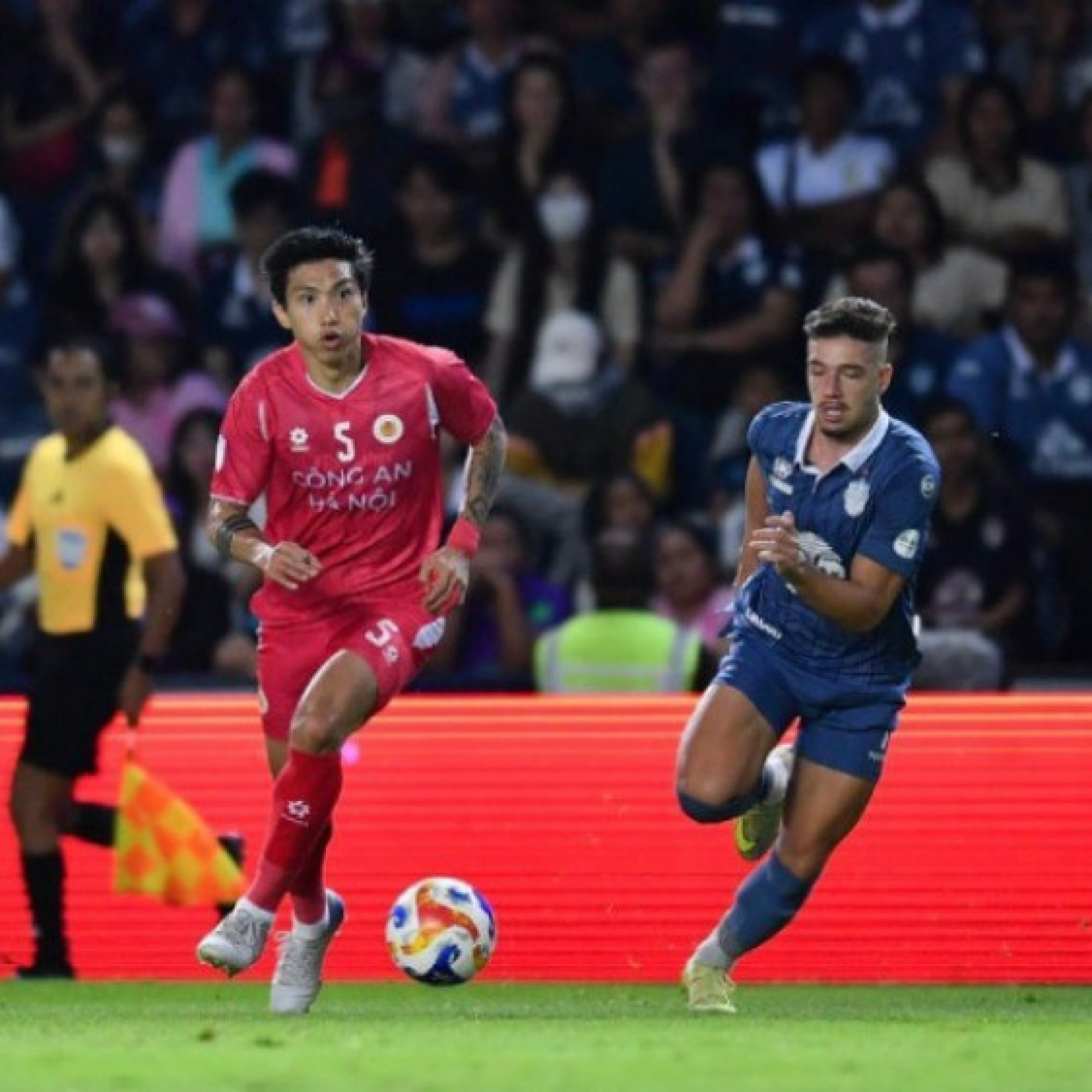  - Văn Hậu tái xuất sau hơn 2 năm, khóa chặt sao Brazil 61 tỷ đồng trên đất Thái