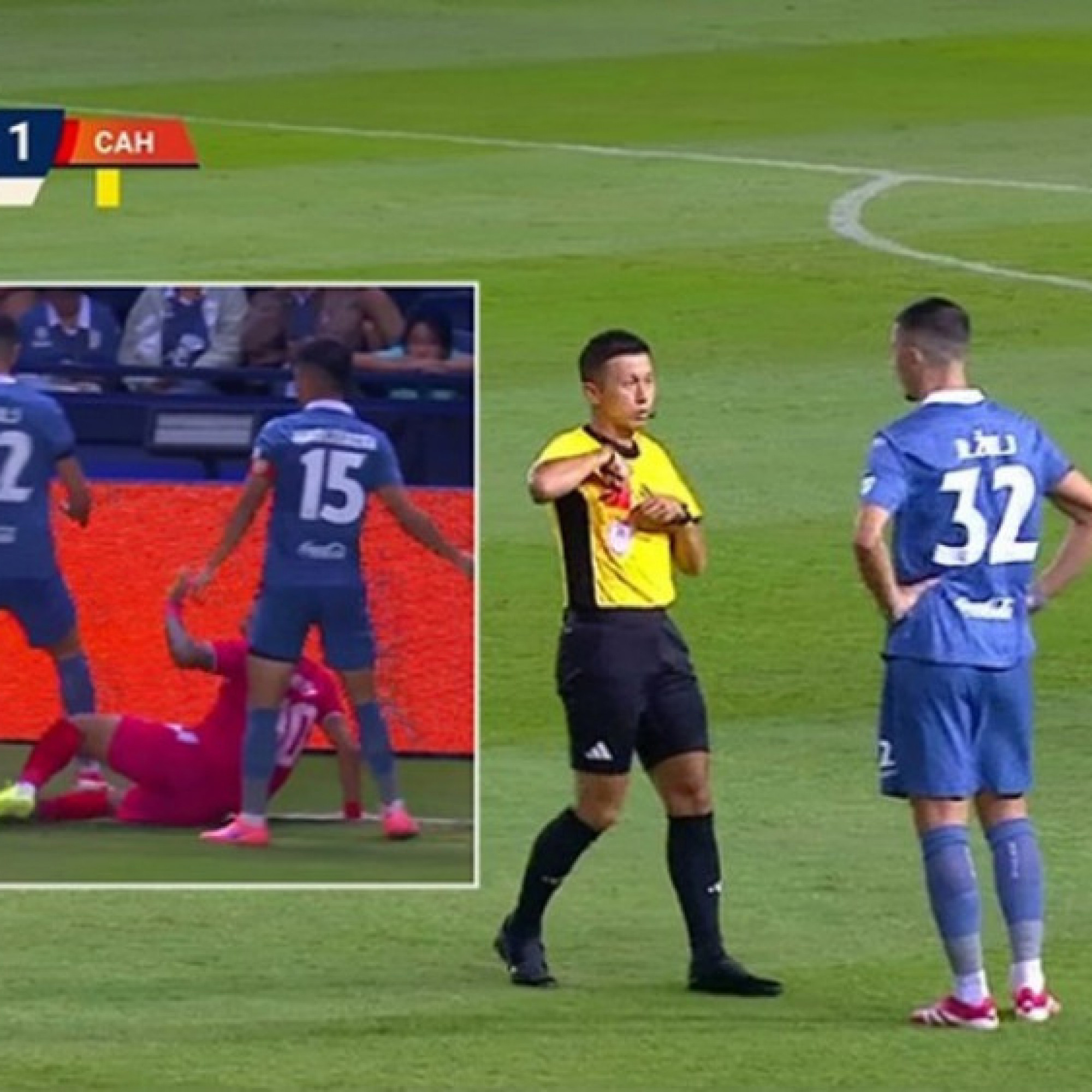  - Hậu vệ Thái Lan đạp thẳng ống đồng cầu thủ Công an Hà Nội, nhận cái kết đắng