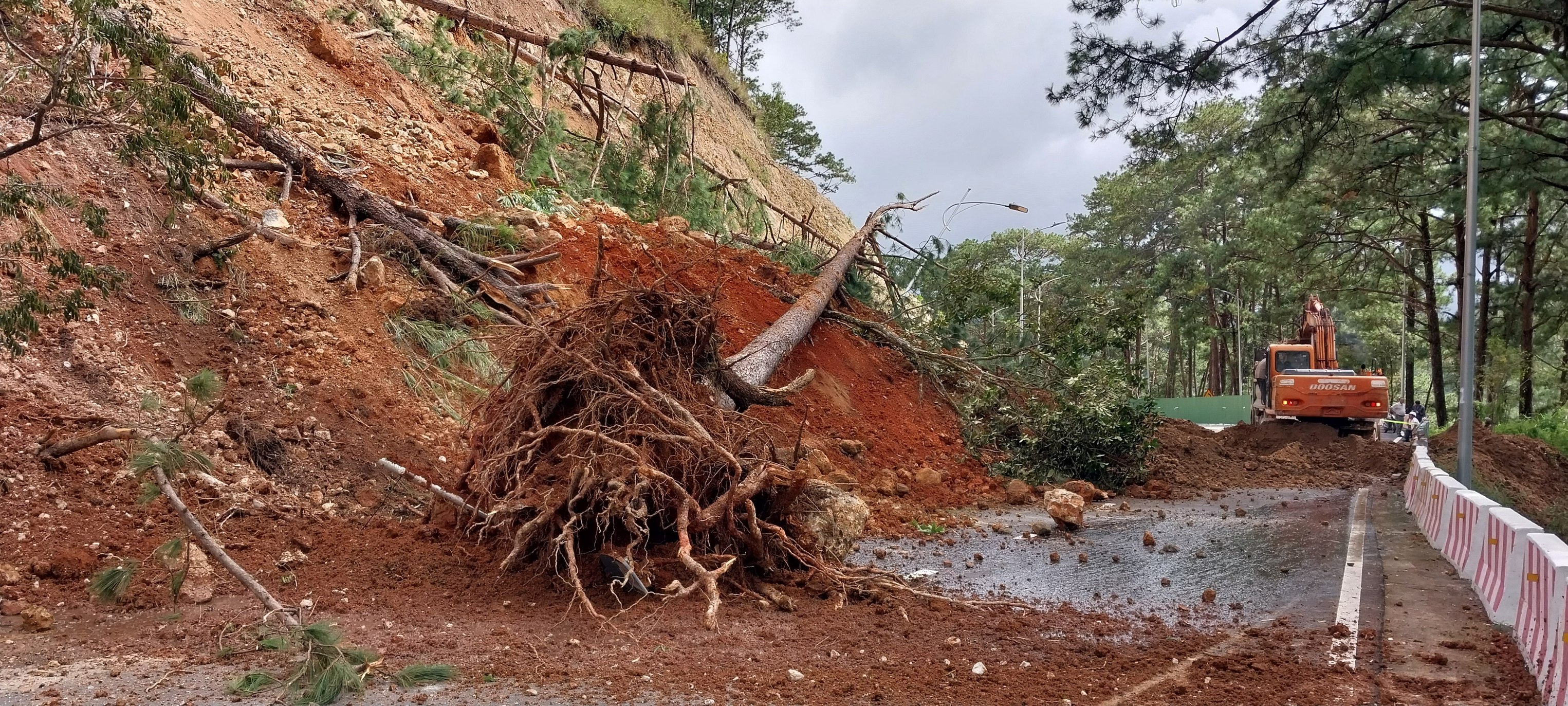 Đèo Prenn tiếp tục sạt lở, phân luồng giao thông như thế nào? - 1
