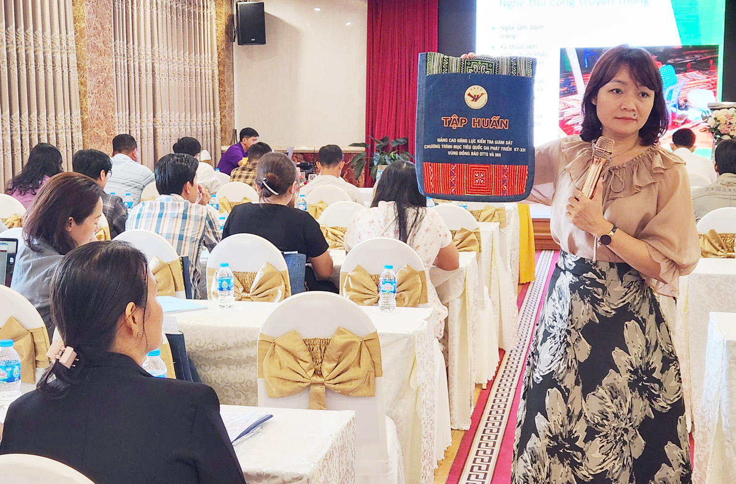 Cán bộ văn hóa gặp khó khi người dân không có hóa đơn bán hàng truyền thống - 1