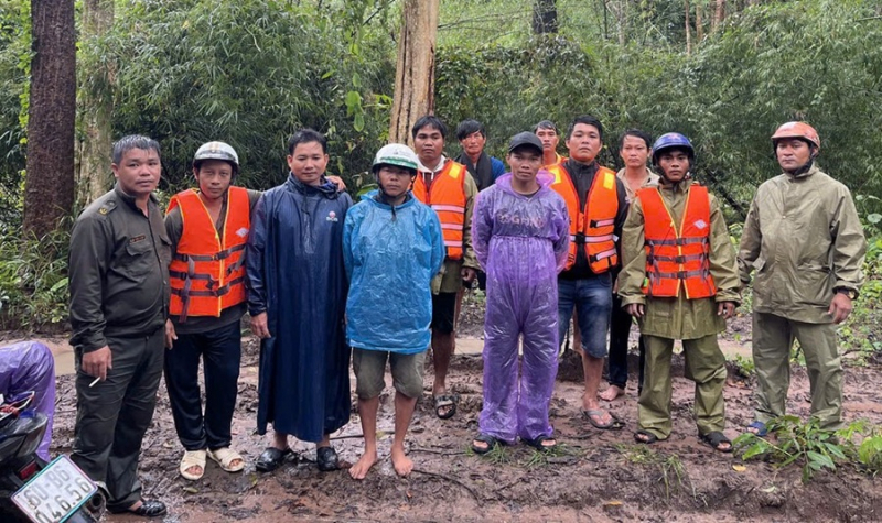 Giải cứu 6 người bị cô lập do nước lũ lớn ở Lâm Đồng - 1