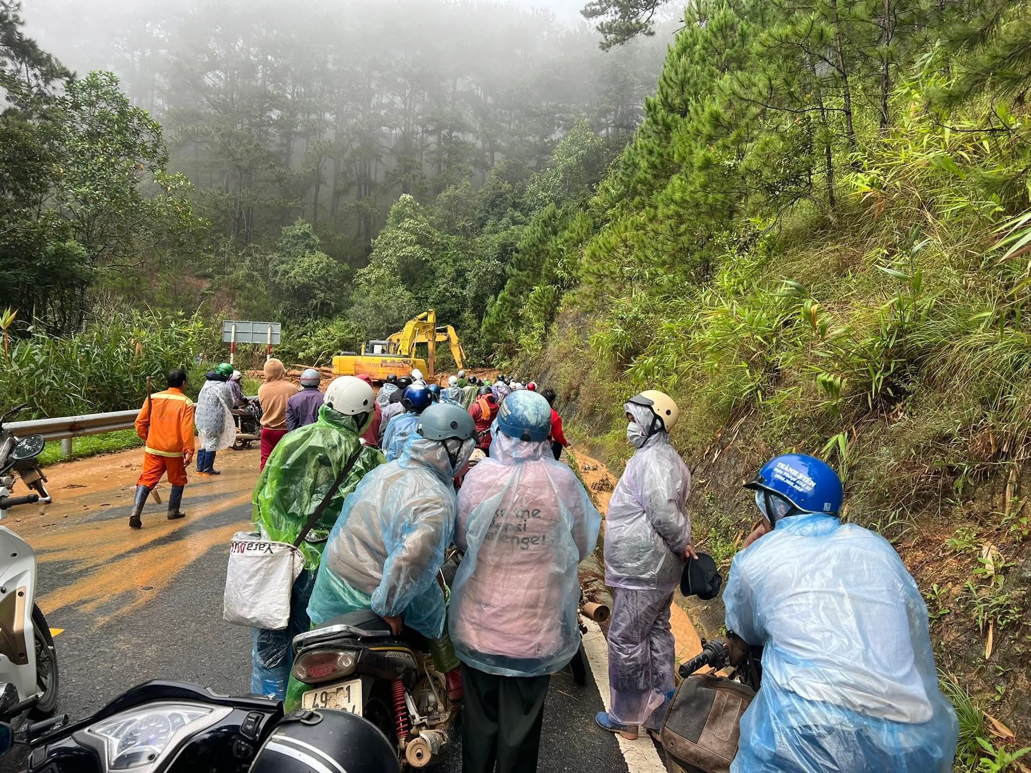 Giải cứu 6 người bị cô lập do nước lũ lớn ở Lâm Đồng - 2