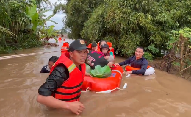 Giải cứu 6 người bị cô lập do nước lũ lớn ở Lâm Đồng - 3