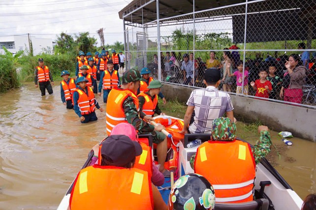 Giải cứu 6 người bị cô lập do nước lũ lớn ở Lâm Đồng - 4