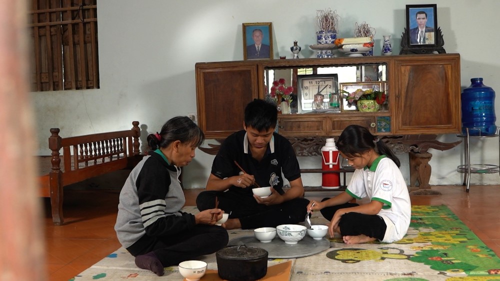 Hà Việt Dũng, Quỳnh Kool xúc động trước bé gái lớp 5 tự lo cho bản thân vì mẹ bệnh, anh trai bỏ học đi làm - 4