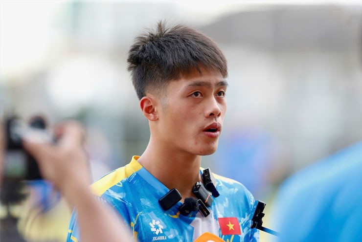 Quốc Việt bất ngờ khi trọng tài "bẻ còi" giúp U22 Việt Nam thắng Lào, báo tin vui về Xuân Bắc - 1