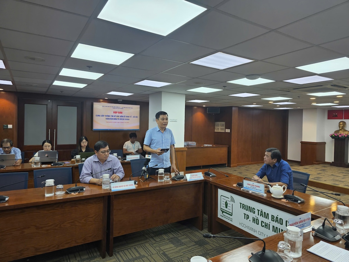 TP.HCM báo động ùn tắc cuối năm: Xe cá nhân tăng, hạ tầng quá tải - 1