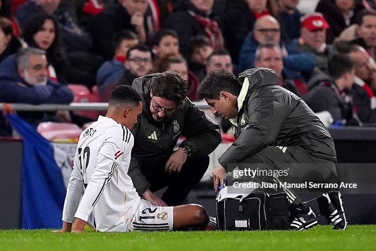 Tin mới nhất bóng đá tối 4/12: Real lo ngại về chấn thương mới nhất của Alexander-Arnold - 1