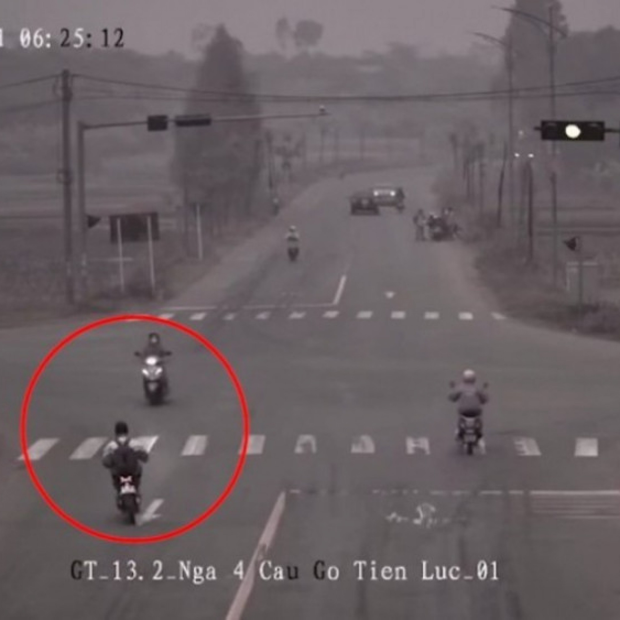  - Clip: Chuyển hướng ẩu, học sinh gây tai nạn nghiêm trọng cho người đi đường