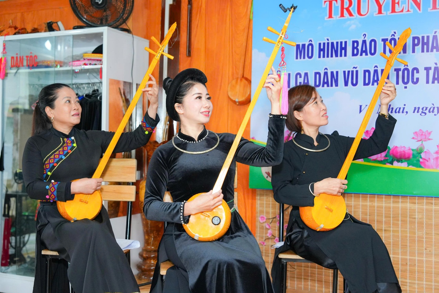 giu “lua” van hoa o vo nhai: khi nguoi tre chac tay dan, ngot giong hat - 1