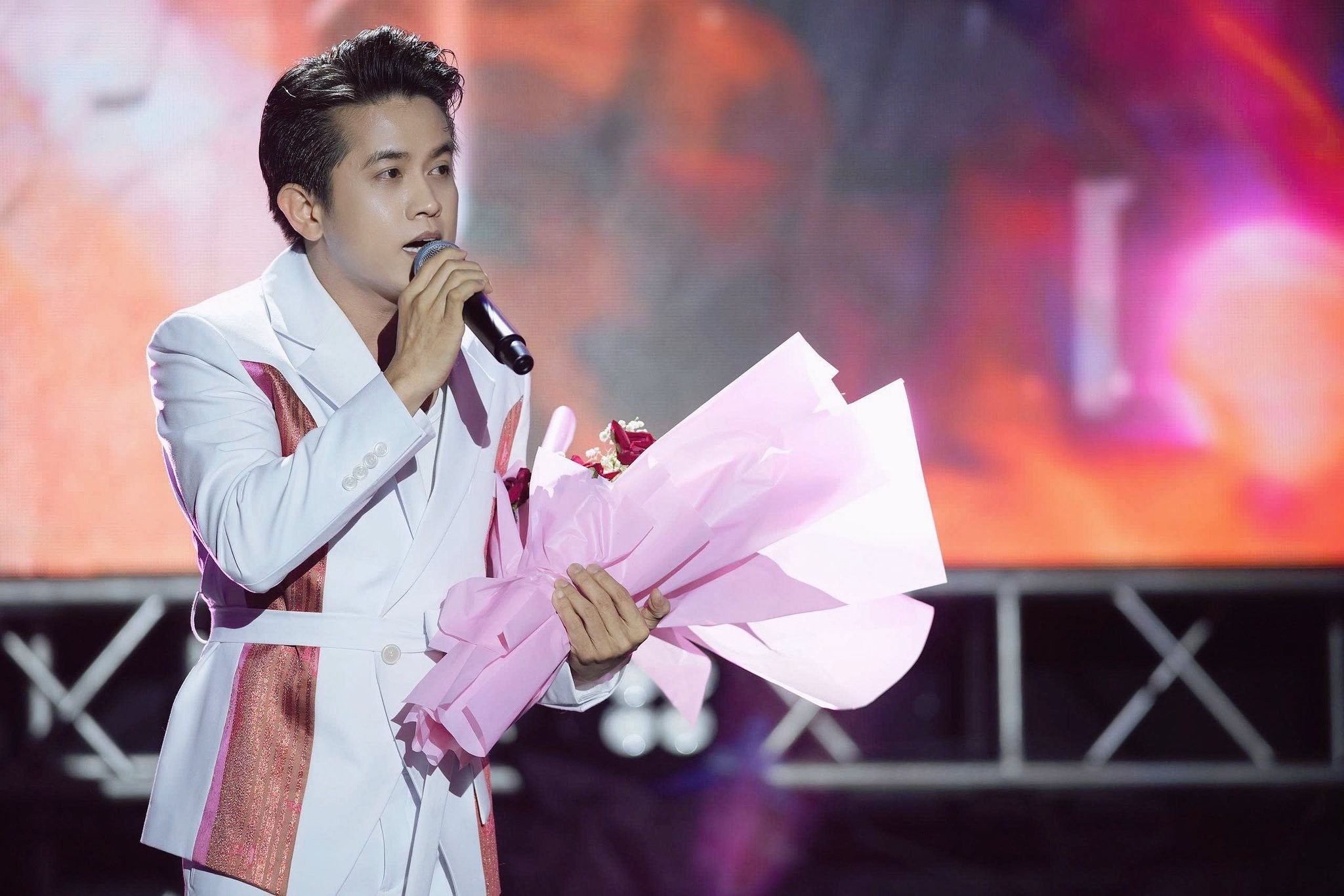 Trung Quang, Hoàng Thuỷ và Mai Trần Lâm thực hiện minishow "Chờ Đông", trích doanh thu hỗ trợ đồng bào bão lũ - 2