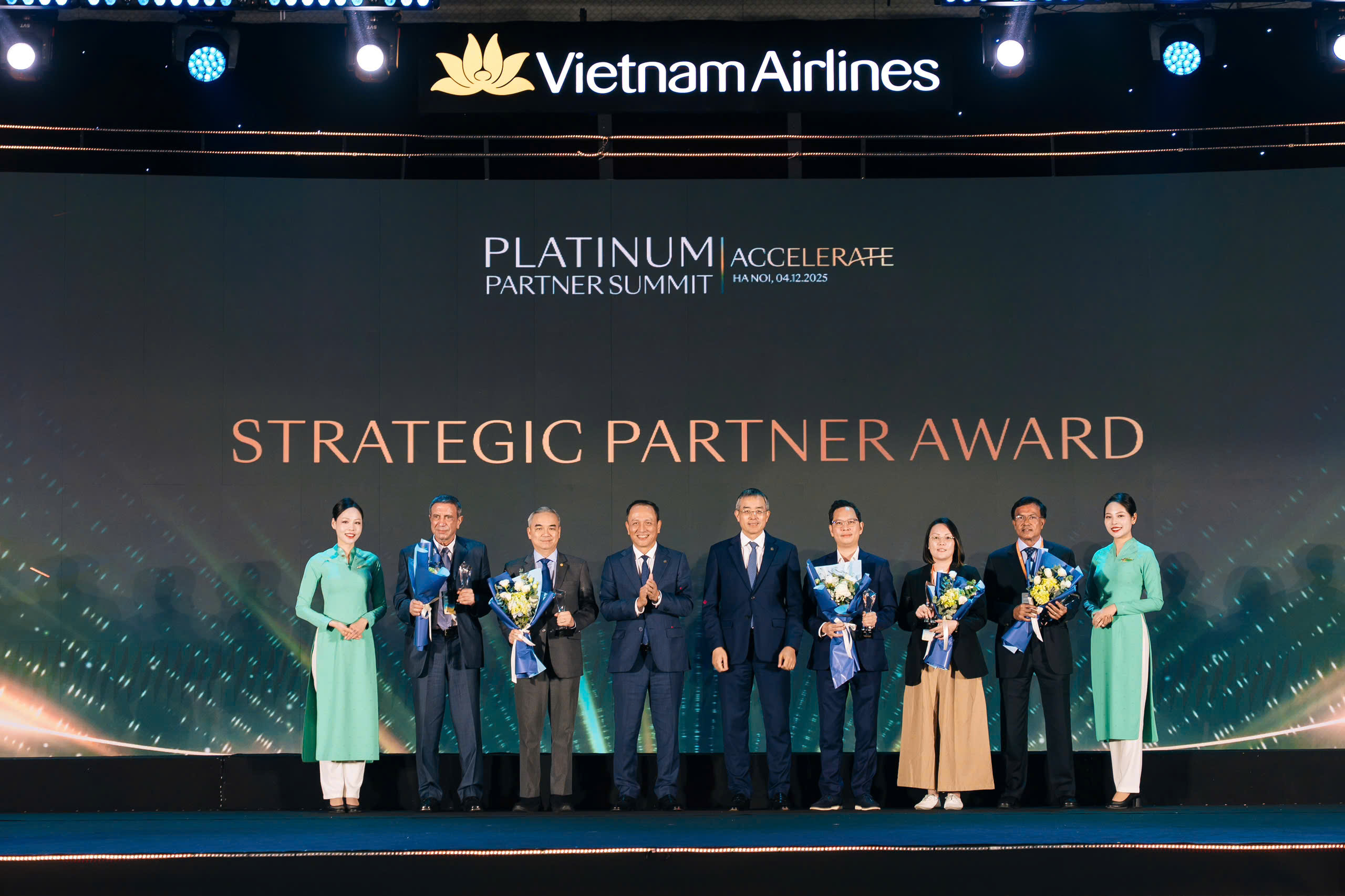 Saigontourist Group được vinh danh “Đối tác Chiến lược Du lịch” của Vietnam Airlines - 2