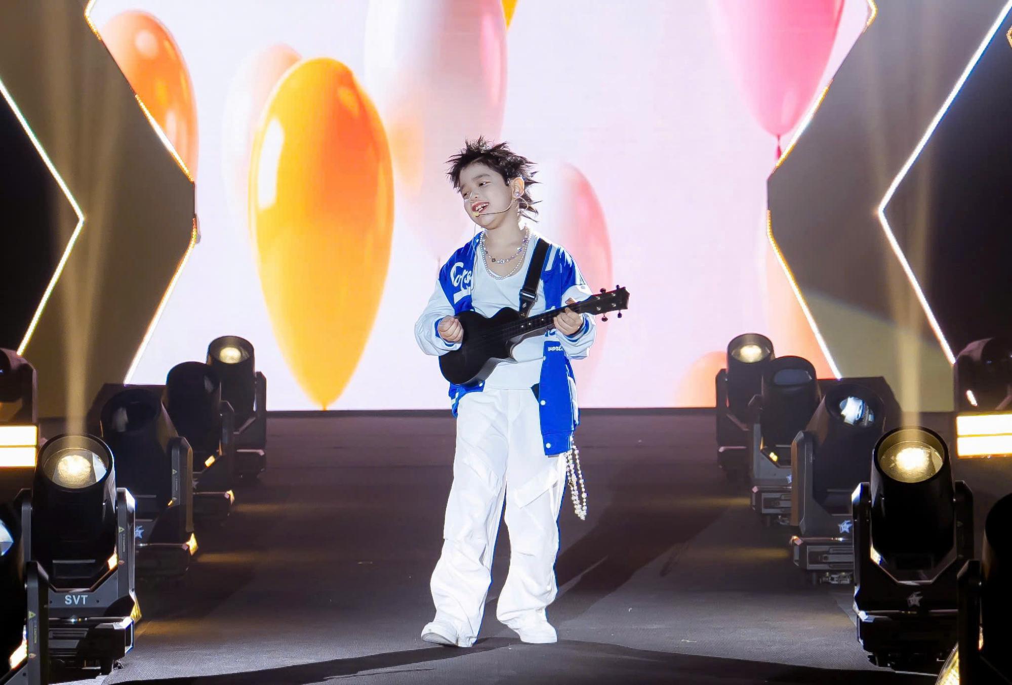 Cậu bé 7 tuổi nhận cúp “Ngôi sao nhí biểu tượng 2025” tại Vietnam Iconic Awards 2025 - 1