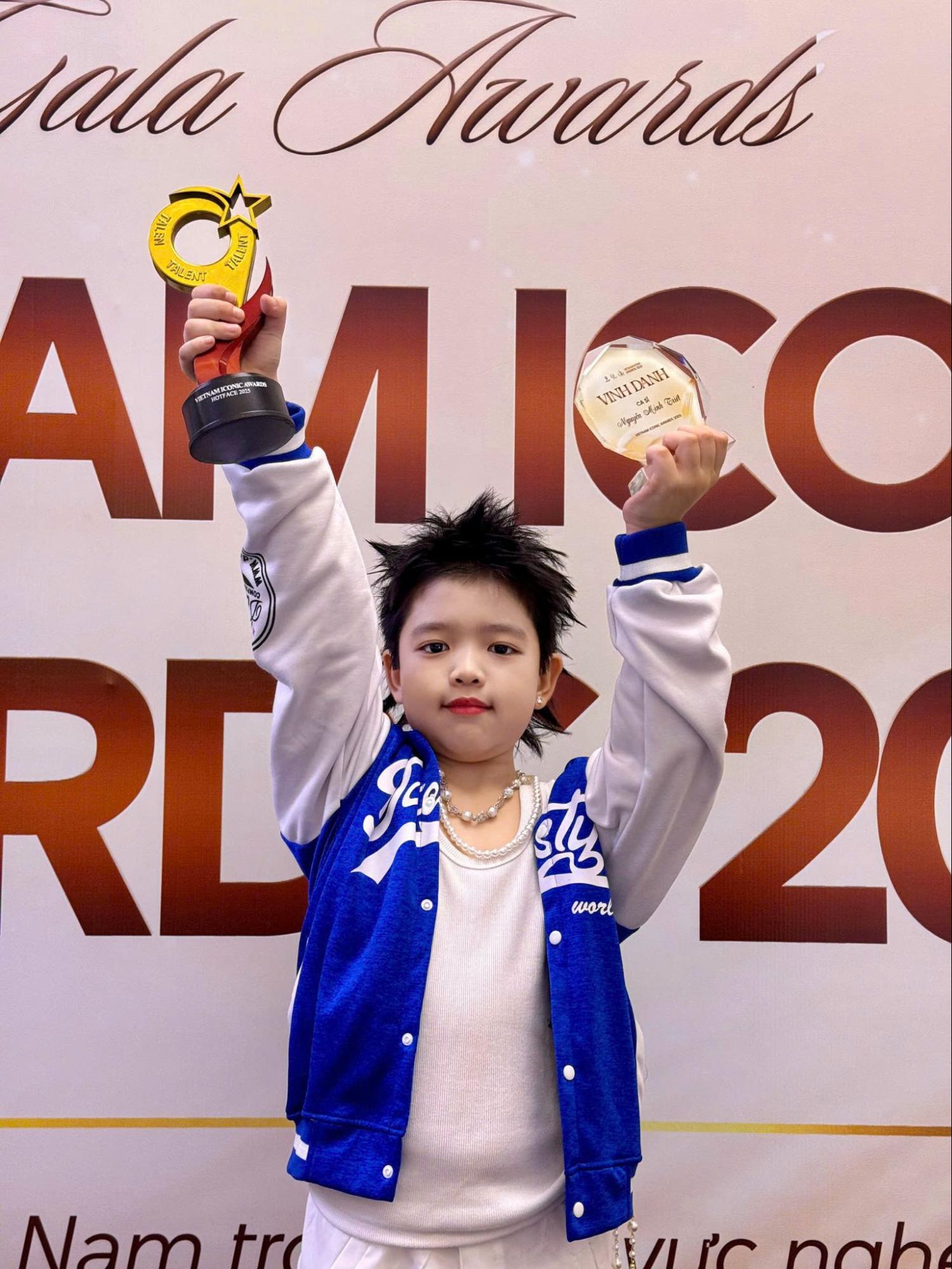 Cậu bé 7 tuổi nhận cúp “Ngôi sao nhí biểu tượng 2025” tại Vietnam Iconic Awards 2025 - 3