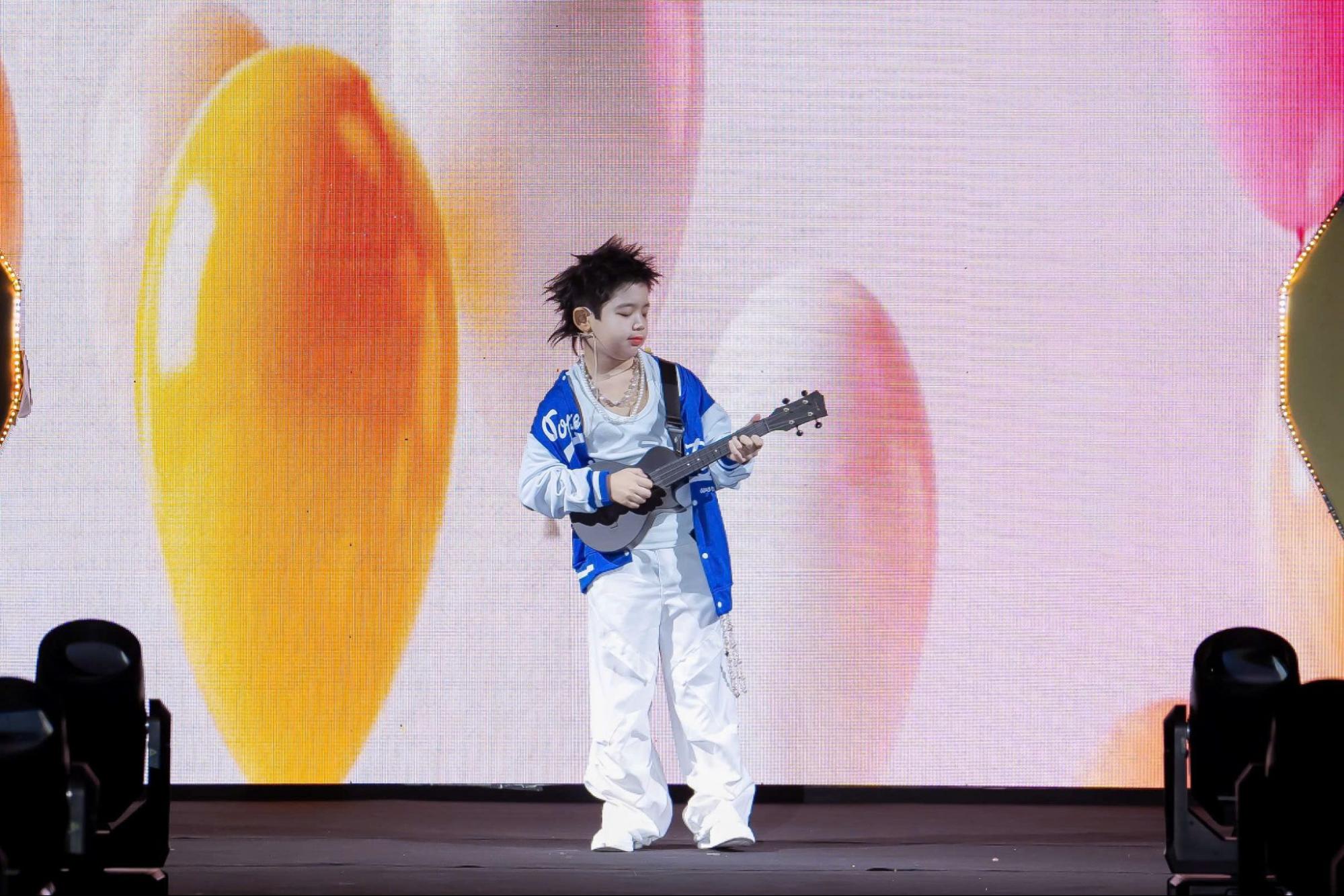 Cậu bé 7 tuổi nhận cúp “Ngôi sao nhí biểu tượng 2025” tại Vietnam Iconic Awards 2025 - 2