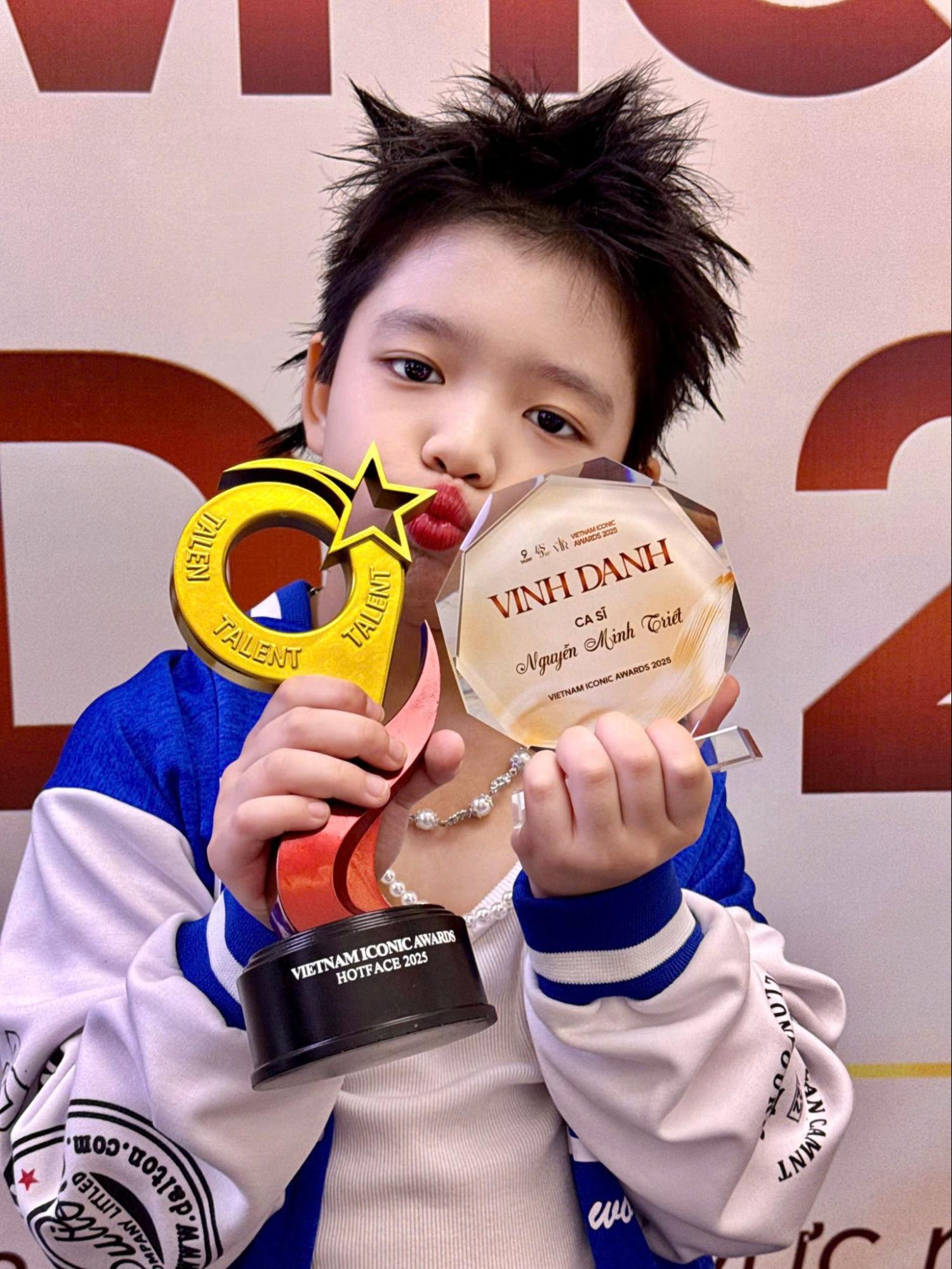 Cậu bé 7 tuổi nhận cúp “Ngôi sao nhí biểu tượng 2025” tại Vietnam Iconic Awards 2025 - 4