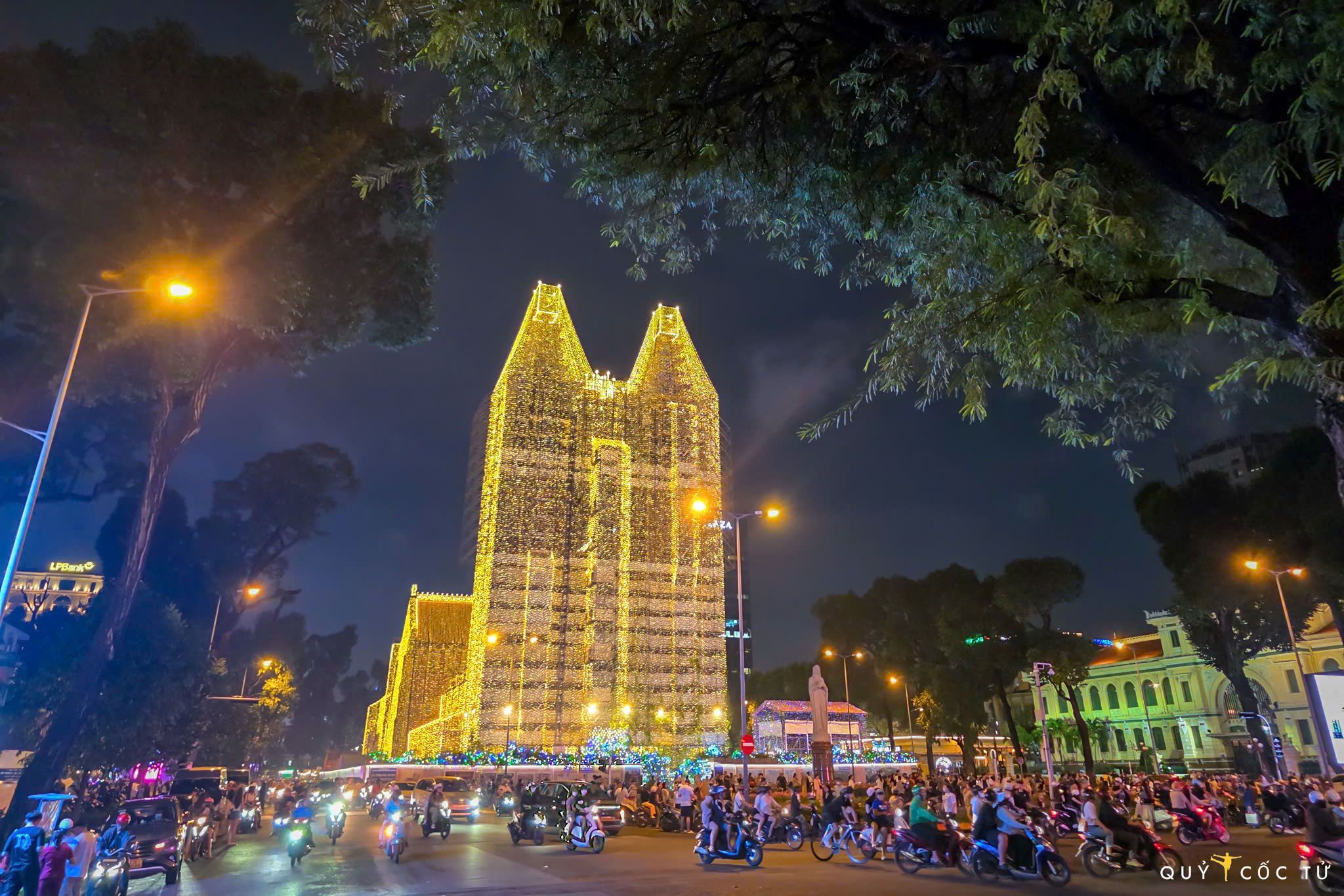 di 'san' goc chup 'tuyet doi dien anh' tai nha tho duc ba mua noel - 3