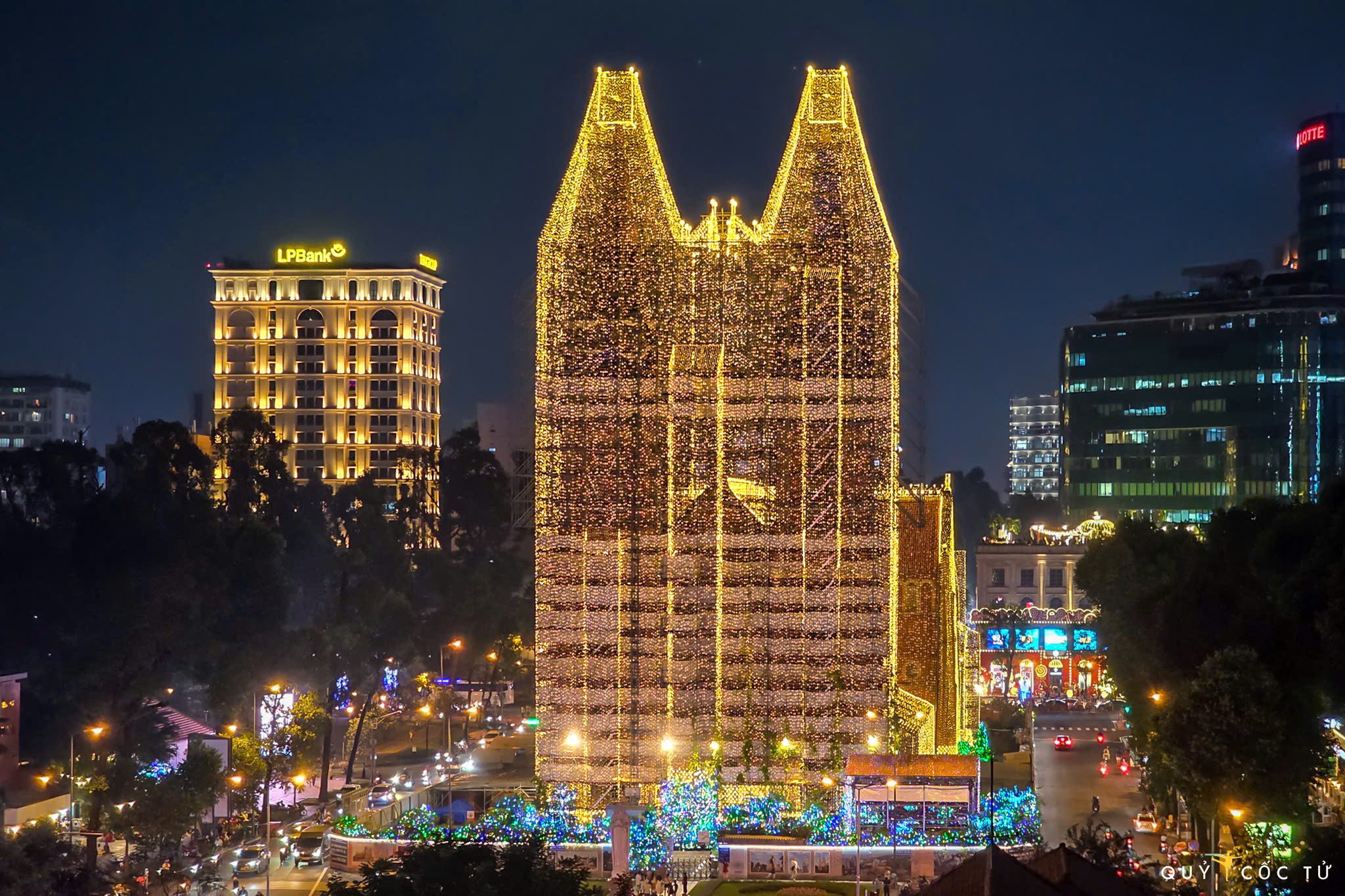 di 'san' goc chup 'tuyet doi dien anh' tai nha tho duc ba mua noel - 12